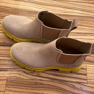 SUEDE UGG BOOTIE SZ8